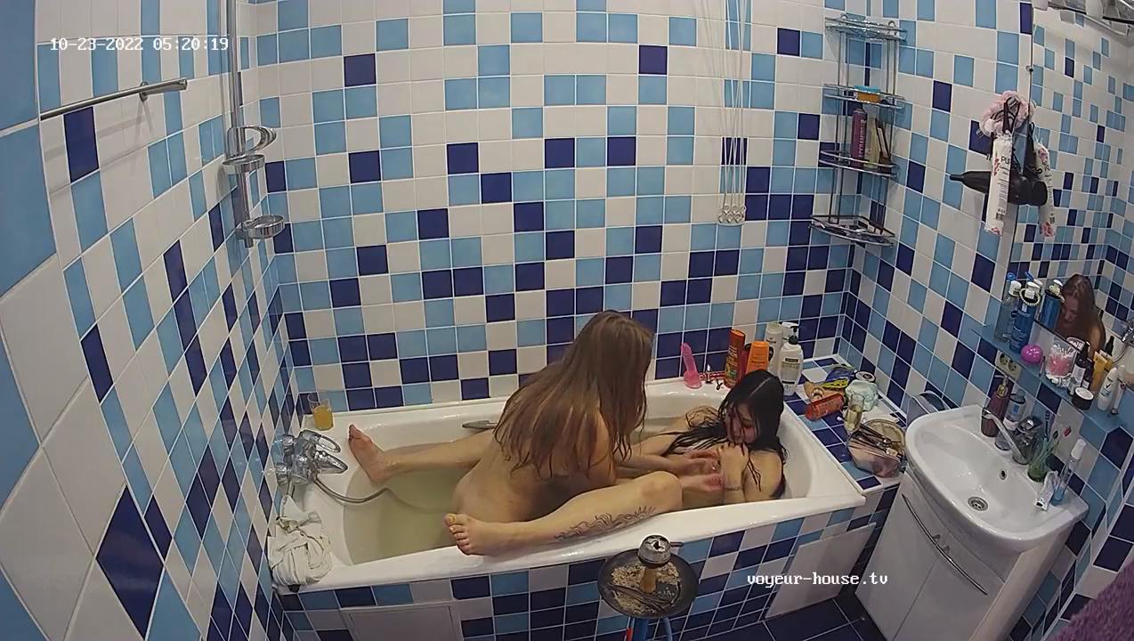 Alisa and Suzanne kinky sex in bathtub, Oct23,22
